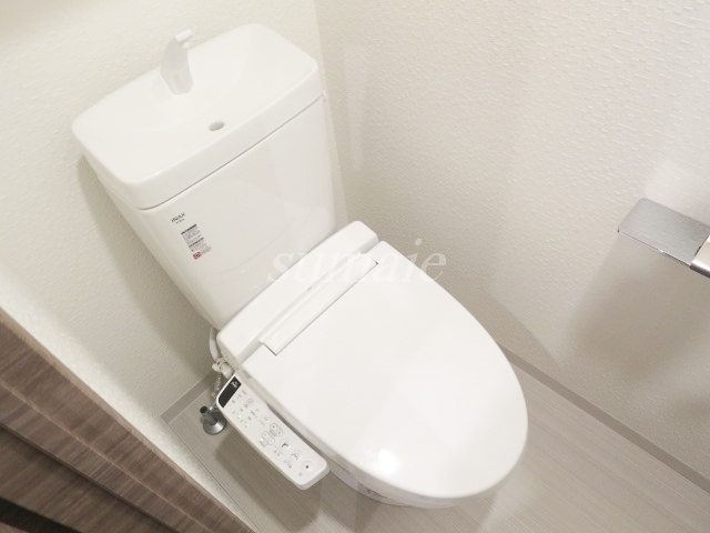 トイレ　温水洗浄機能付きです☆