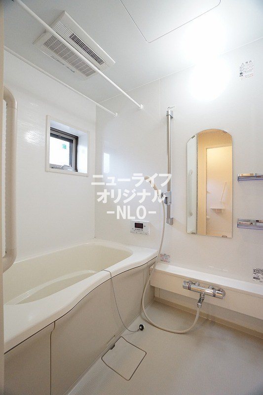 バス・シャワールーム　追焚機能はもちろん浴室乾燥機付きです♪