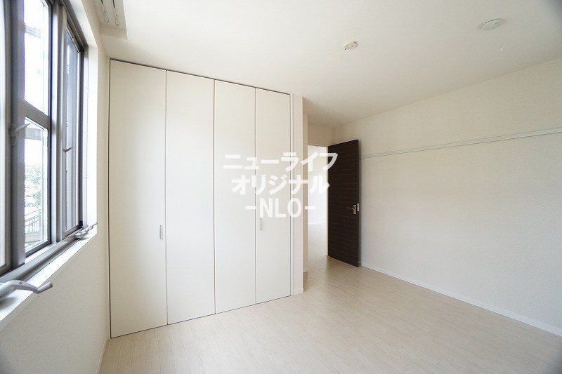 その他部屋・スペース　洋室には大きな収納がございます♪