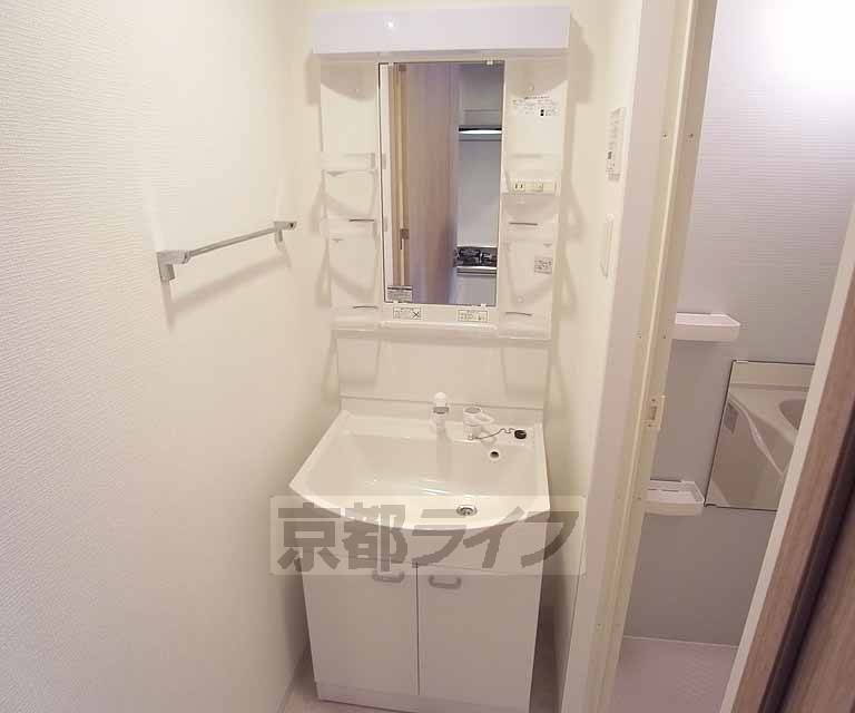 洗面設備　独立した洗面台です。