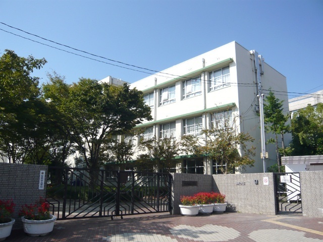 小学校　尼崎市立成文小学校（小学校）まで366m