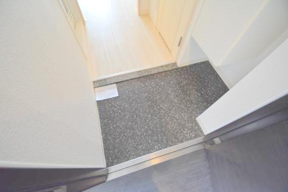玄関　玄関に入るとお部屋まで一直線、明るい光が差し込みます。