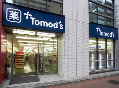 ドラックストア　トモズ西新宿五丁目店（ドラッグストア）まで387m