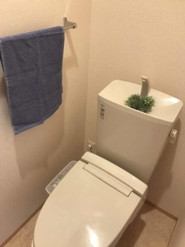 ＪＲ関西本線 平城山駅 徒歩1分 3階建 築13年のトイレ写真