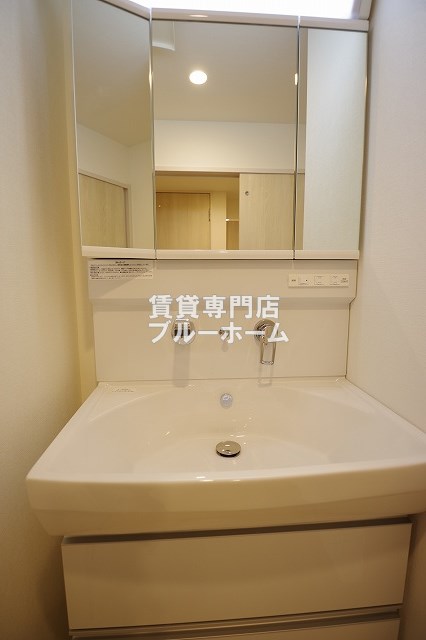 洗面設備　嬉しい3面鏡の独立洗面台です！