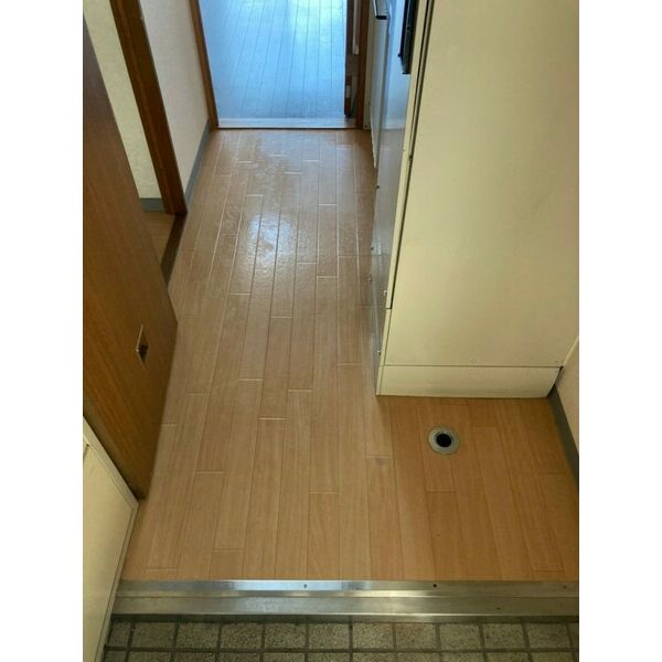 玄関　掲載写真は空室の別部屋を掲載しております。実際のお部屋と仕様