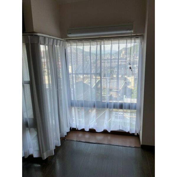 居室・リビング　掲載写真は空室の別部屋を掲載しております。実際のお部屋と仕様