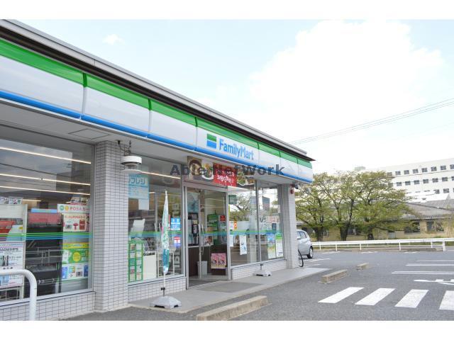 コンビニ　ファミリーマート犬山鶴池店（コンビニ）まで392m