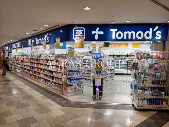 ドラックストア　トモズ 東京オペラシティ店（ドラッグストア）まで581m