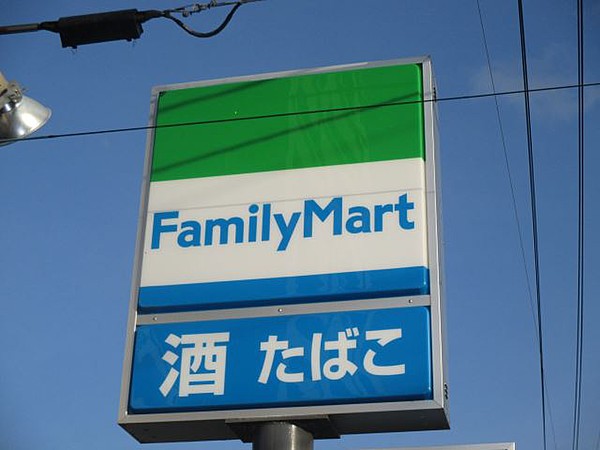 コンビニ　ファミリーマート 京町堀三丁目店（コンビニ）まで687m