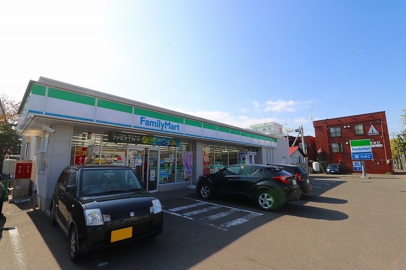 コンビニ　ファミリーマート札幌旭町7丁目店（コンビニ）まで293m