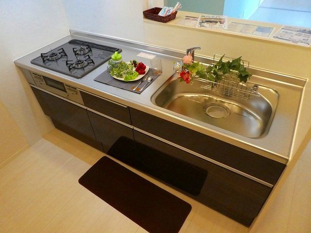 キッチン　3口ガスコンロのシステムキッチンです。