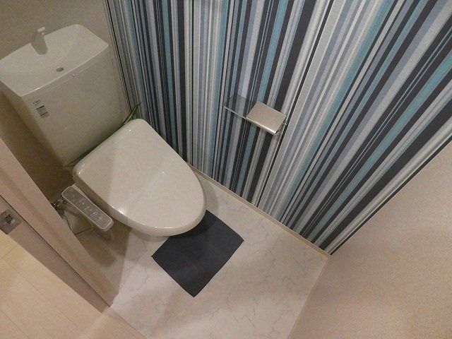 トイレ　温水洗浄便座付きのトイレです。