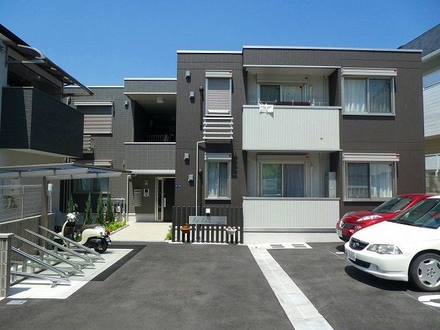 建物外観　スマートな２階建ての建物です。