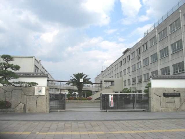 中学校　高槻市立第一中学校（中学校）まで599m