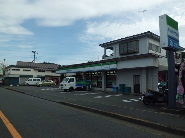 コンビニ　ファミリーマート（コンビニ）まで1300m