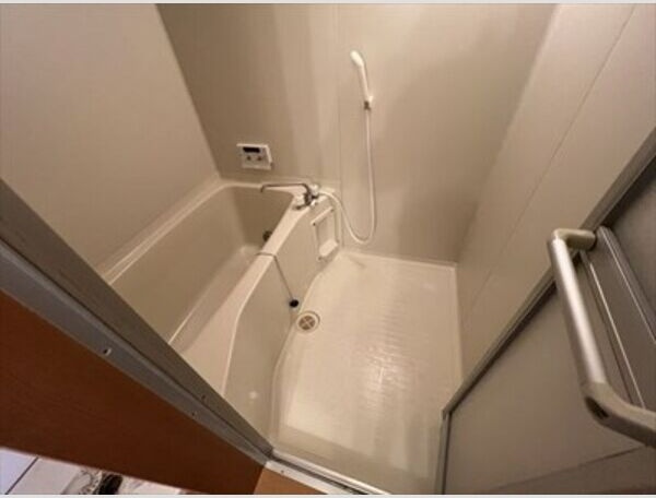 バス・シャワールーム　※写真は同じマンションの違う部屋のものになります。