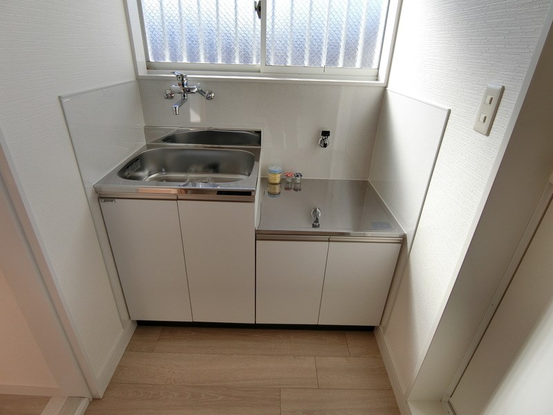 キッチン　室内写真にある家具・小物は入居時に撤去いたします。