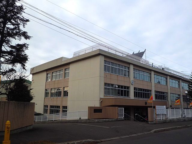小学校　札幌市立西岡北小学校（小学校）まで908m
