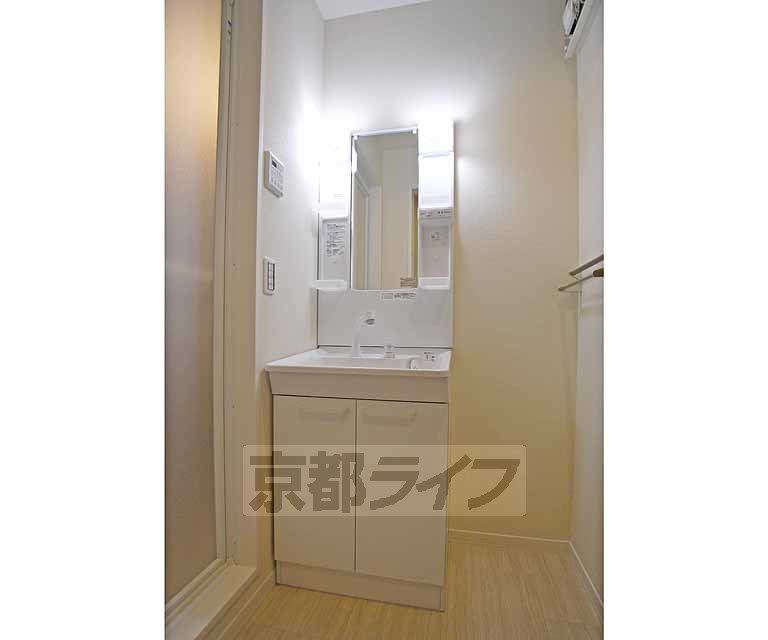洗面設備　独立洗面台があると便利です。