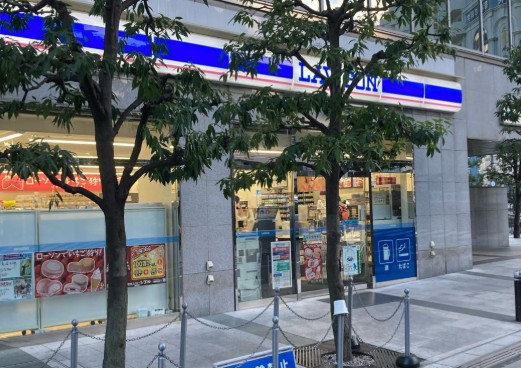 コンビニ　ローソン白金高輪駅前店（コンビニ）まで90m
