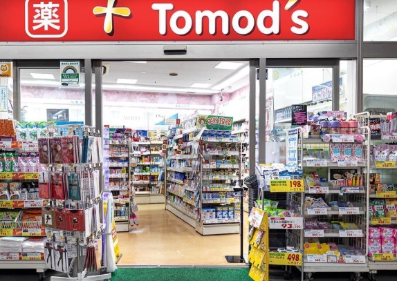ドラックストア　トモズ白金プラザ店（ドラッグストア）まで116m