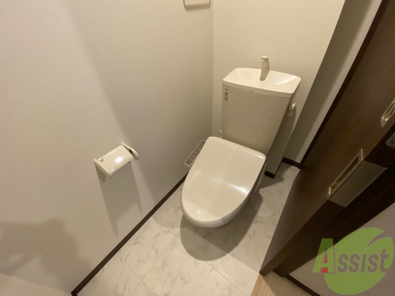 トイレ　温水洗浄付きのトイレになります。快適でいいですね。