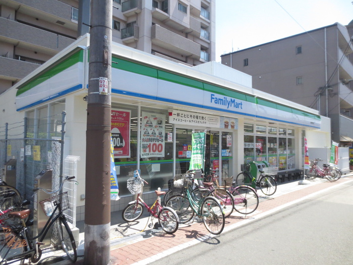 コンビニ　ファミリーマート（コンビニ）まで211m