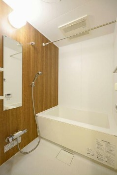 バス・シャワールーム　追い焚き機能、浴室乾燥機付きバス。