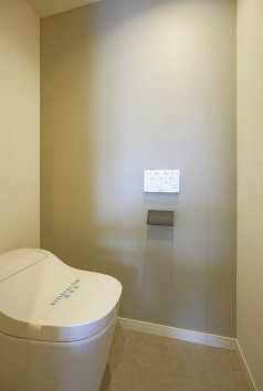 トイレ　温水洗浄便座。