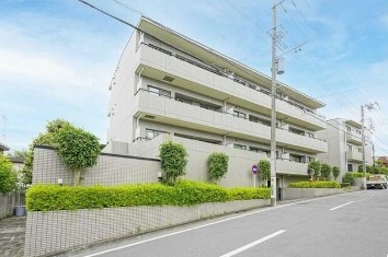 建物外観　鉄筋コンクリート造のがっちりとした建物。