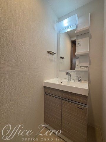 洗面設備　１DKの奇数階内装写真、偶数階は（ホワイト系内装）となります