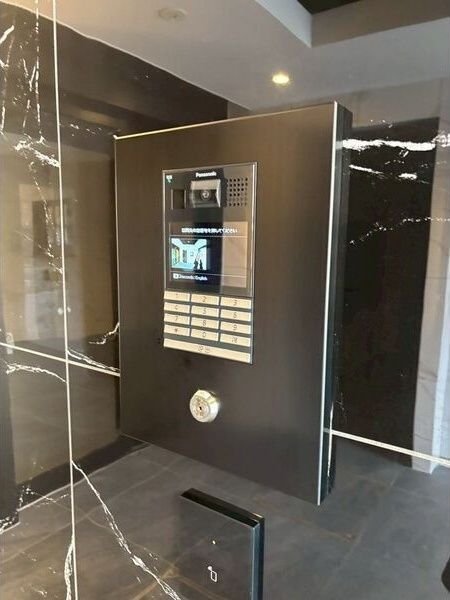 セキュリティ　１DKの奇数階内装写真、偶数階は（ホワイト系内装）となります
