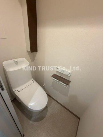 トイレ　落ち着いた色調のトイレです