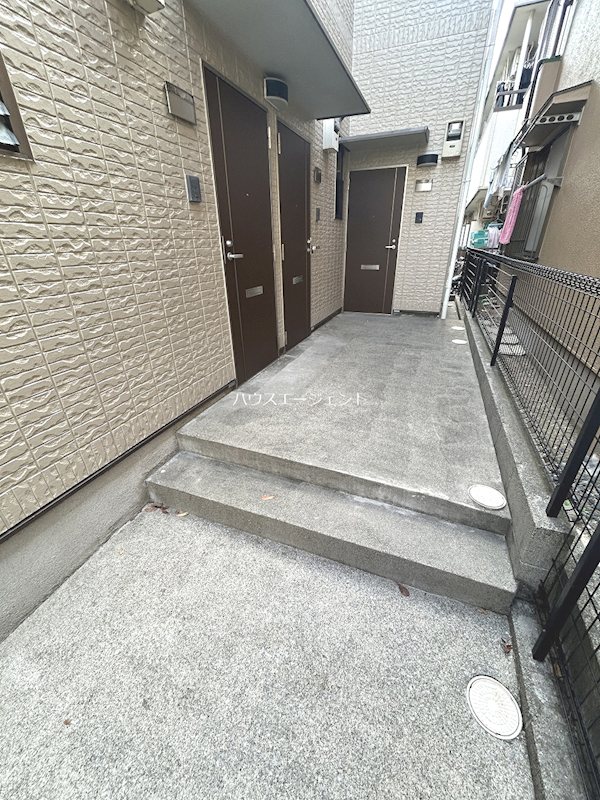 エントランス　入口は道路沿いで無いので安心。