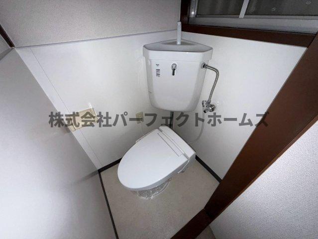 トイレ　落ち着いた色調のトイレです