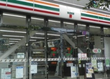 コンビニ　セブンイレブン台東蔵前2丁目店（コンビニ）まで304m