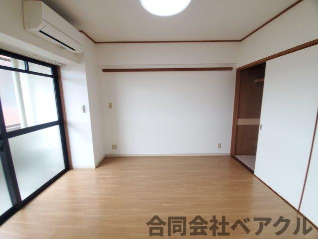 その他部屋・スペース　開放的な寝室です