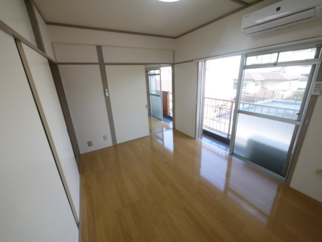 第二根岸ハイツの居間写真