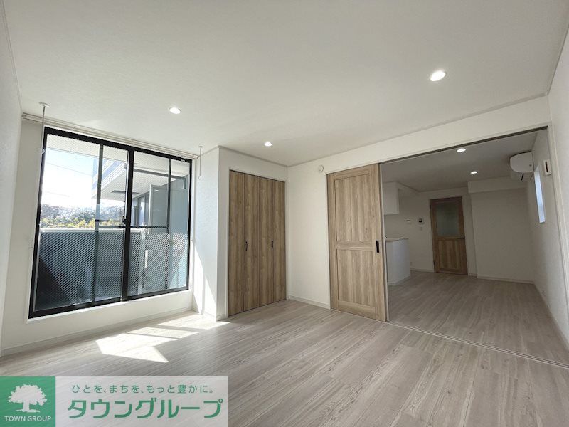 居室・リビング　洋室は7.2帖。ナチュラルな木目調の床材・建具を使用してお…