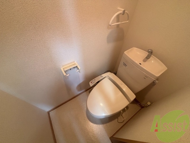 トイレ　トイレは温水洗浄便座です。シンプルな雰囲気になっています。