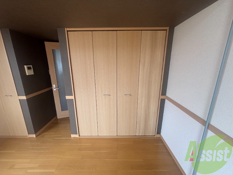 収納　寝室に収納があるため洋服やスーツを収納するのに便利です