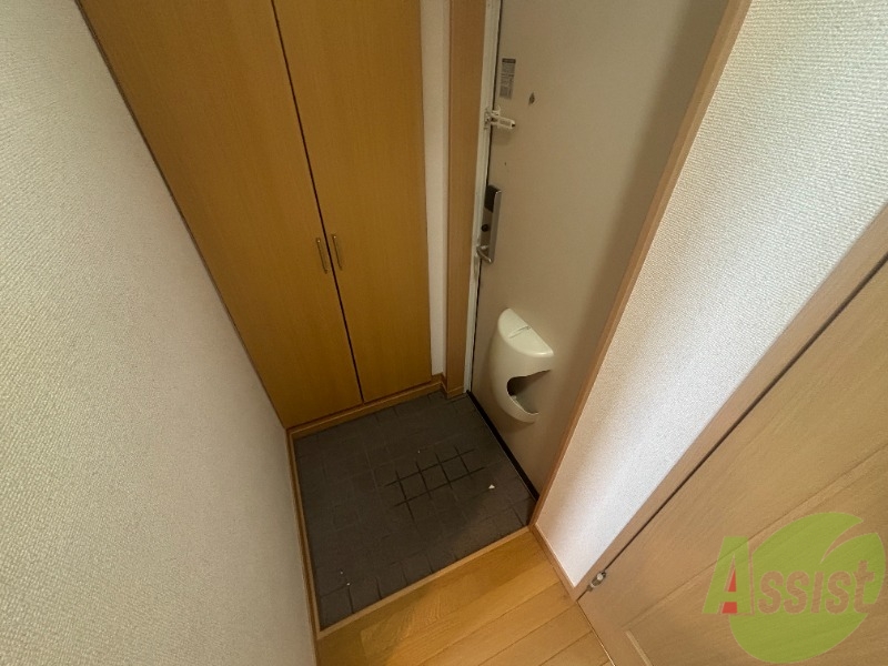 玄関　こちらは玄関のお写真です。広々としていて靴の着脱に便利です