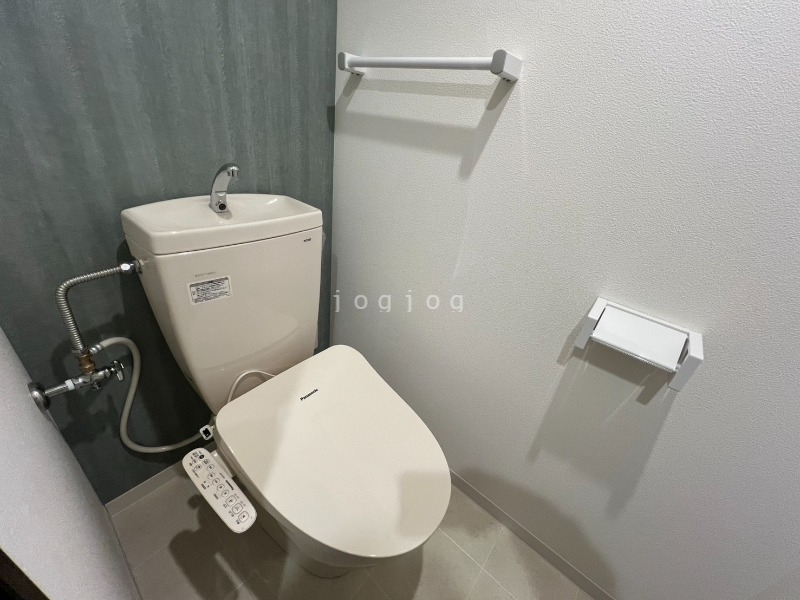 トイレ　嬉しい温水洗浄便座付きのトイレです。