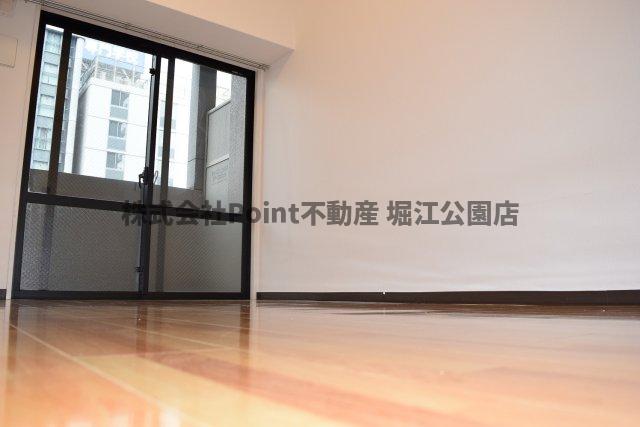 ＪＲ東西線 大阪天満宮駅 徒歩4分 15階建 築19年の居間写真