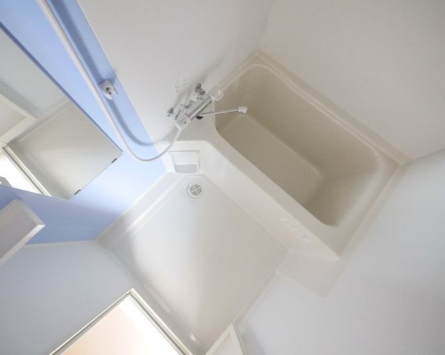 バス・シャワールーム　※お部屋の階数により建具の色合いが違います　現況優先