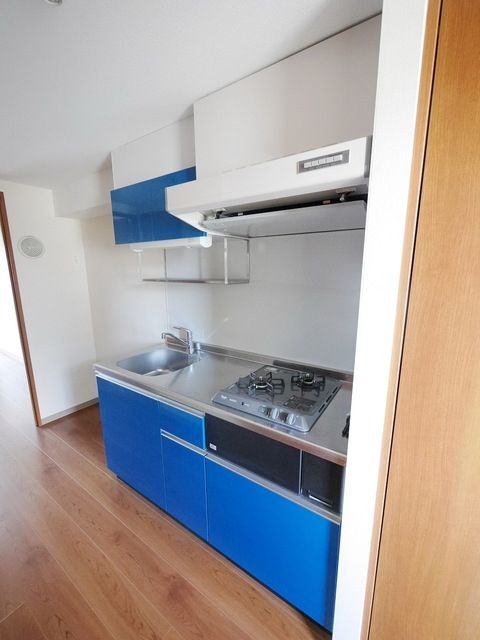 キッチン　※お部屋の階数により建具の色合いが違います　現況優先
