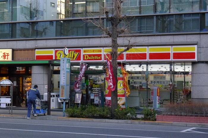 コンビニ　デイリーヤマザキ 台東蔵前駅前店（コンビニ）まで387m