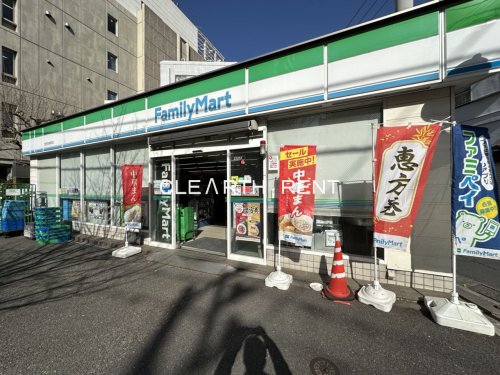コンビニ　ファミリーマート 世田谷新町店（コンビニ）まで562m