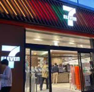 コンビニ　セブンイレブン麹町駅前店（コンビニ）まで80m